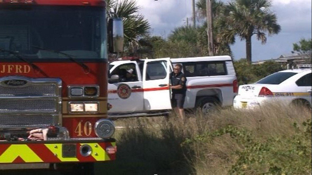 One dead after 2 people were pulled from water at Little Talbot Island    