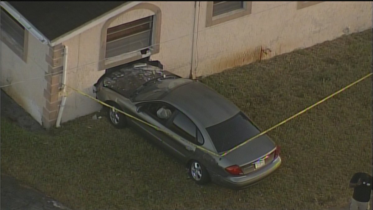 Car crashes into Lauderhill house    