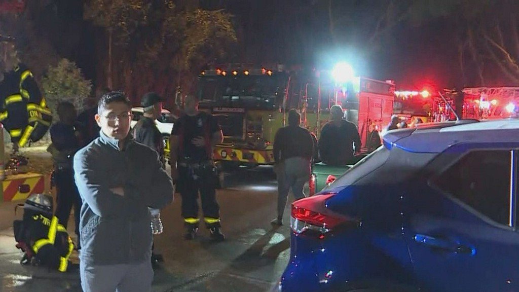 At least 1 person hurt in Tampa apartment fire