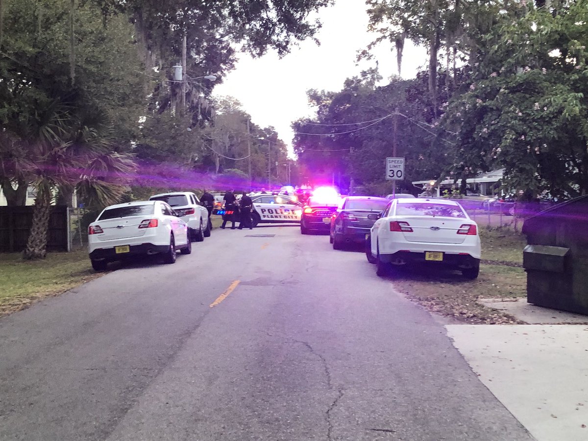 Plant City police Just confirmed a suspect is dead after an officer involved shooting.  This is ok Spooner Dr