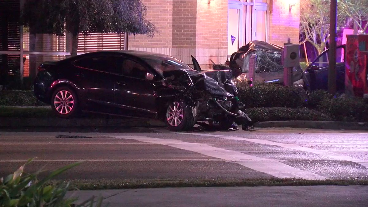 A violent crash in StPetersburg last night left one person dead and another injured. It happened around 9pm at the intersection of 22nd St S and 18th Ave S. Police have not said how the crash happened yet.