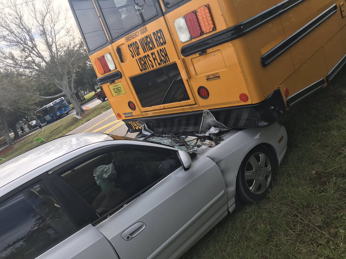 Car rear-ends @BrevardSchools bus at intersection of US 1 and Barnes Blvd. Police say driver took off on foot towards nearby neighborhood. BPS says 23 students from Edgewood Jr/Sr not hurt. 