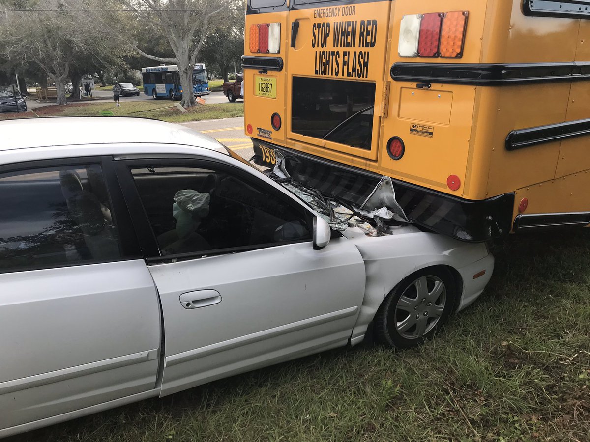 Car rear-ends @BrevardSchools bus at intersection of US 1 and Barnes Blvd. Police say driver took off on foot towards nearby neighborhood. BPS says 23 students from Edgewood Jr/Sr not hurt. 