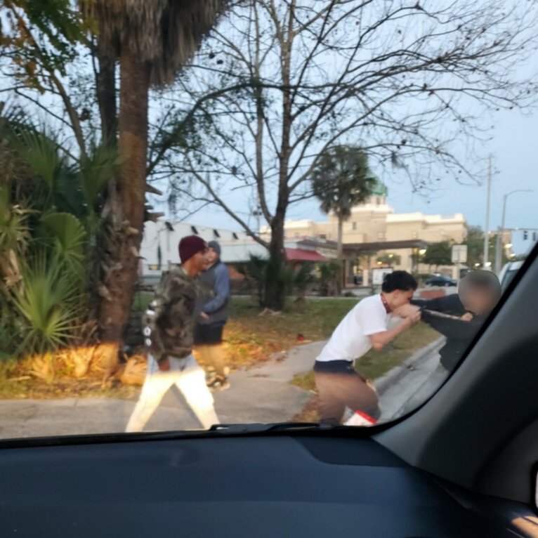 Officers from @DeLandPD say good samaritans saved a young man getting jumped by 4 attackers, downtown. His phone stolen, too. 