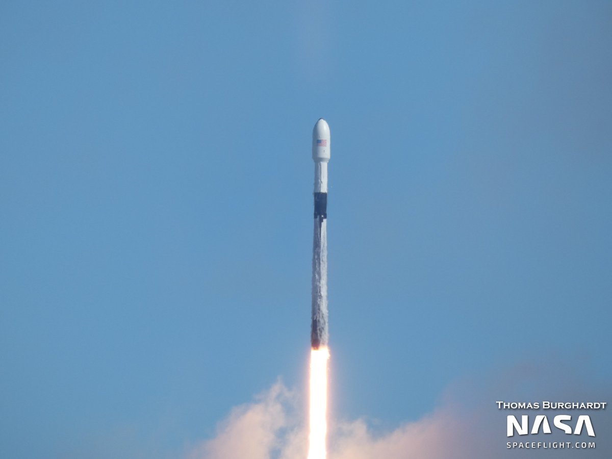Falcon 9 heads uphill with 60 SpaceX Starlink satellites.  