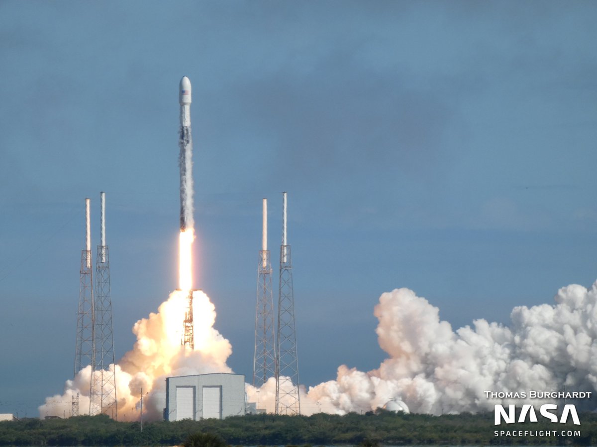 Falcon 9 heads uphill with 60 SpaceX Starlink satellites.  