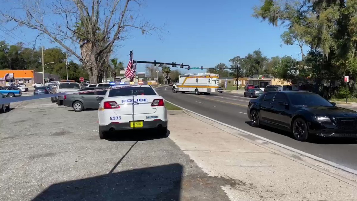 JSO Mobile Command arriving to Lem Turner/Trout River after police confirm officer-involved shooting. Officer is OK. Witness tells us a man with a butcher knife was confronted by police. 