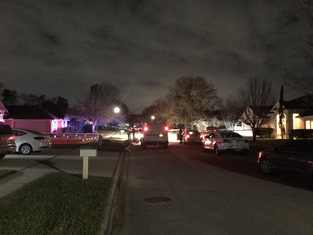 Per @JSOPIO a man was shot multiple times and taken to a local hospital by a witness - that witness is trying to help JSO identify the suspect - the victims injuries are considered non life threatening