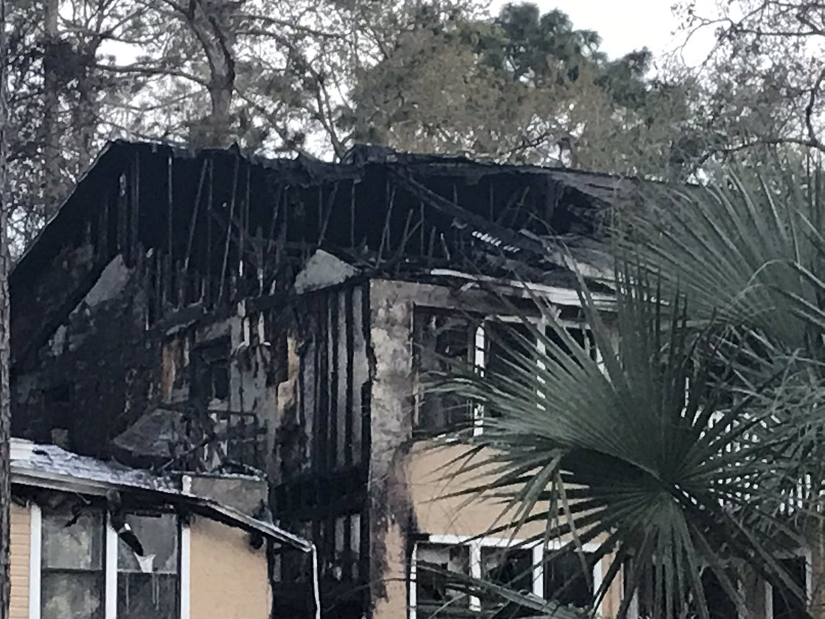 More images from a 2 alarm fire at The Park at Anzio off Sunbeam rd in Mandarin - per @JFRDJAX at least 10 units damaged or destroyed in building 20 and 3 people taken to the hospital with non life threatening injuries- nearly 75 FF here at its peak 