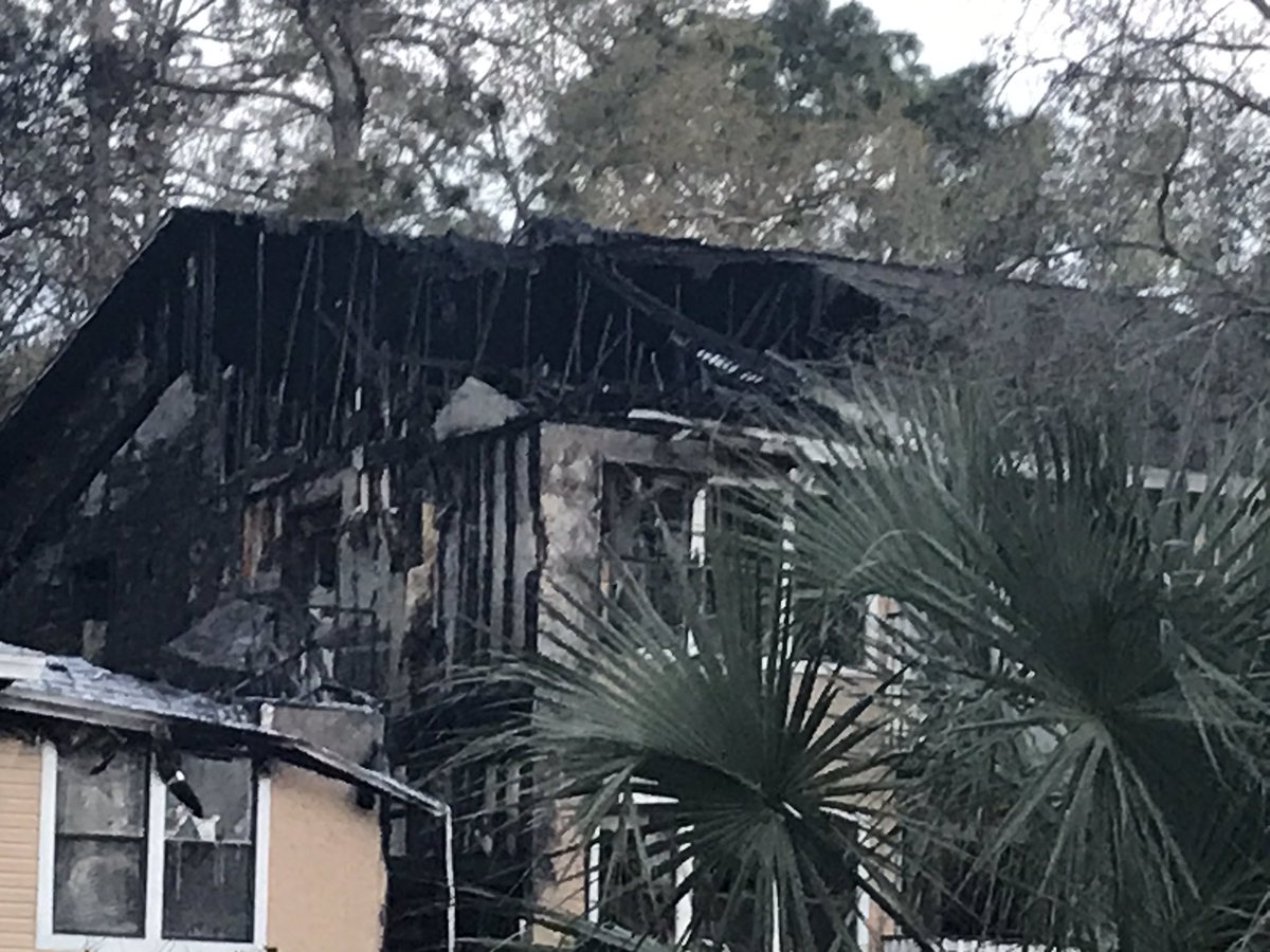 More images from a 2 alarm fire at The Park at Anzio off Sunbeam rd in Mandarin - per @JFRDJAX at least 10 units damaged or destroyed in building 20 and 3 people taken to the hospital with non life threatening injuries- nearly 75 FF here at its peak 