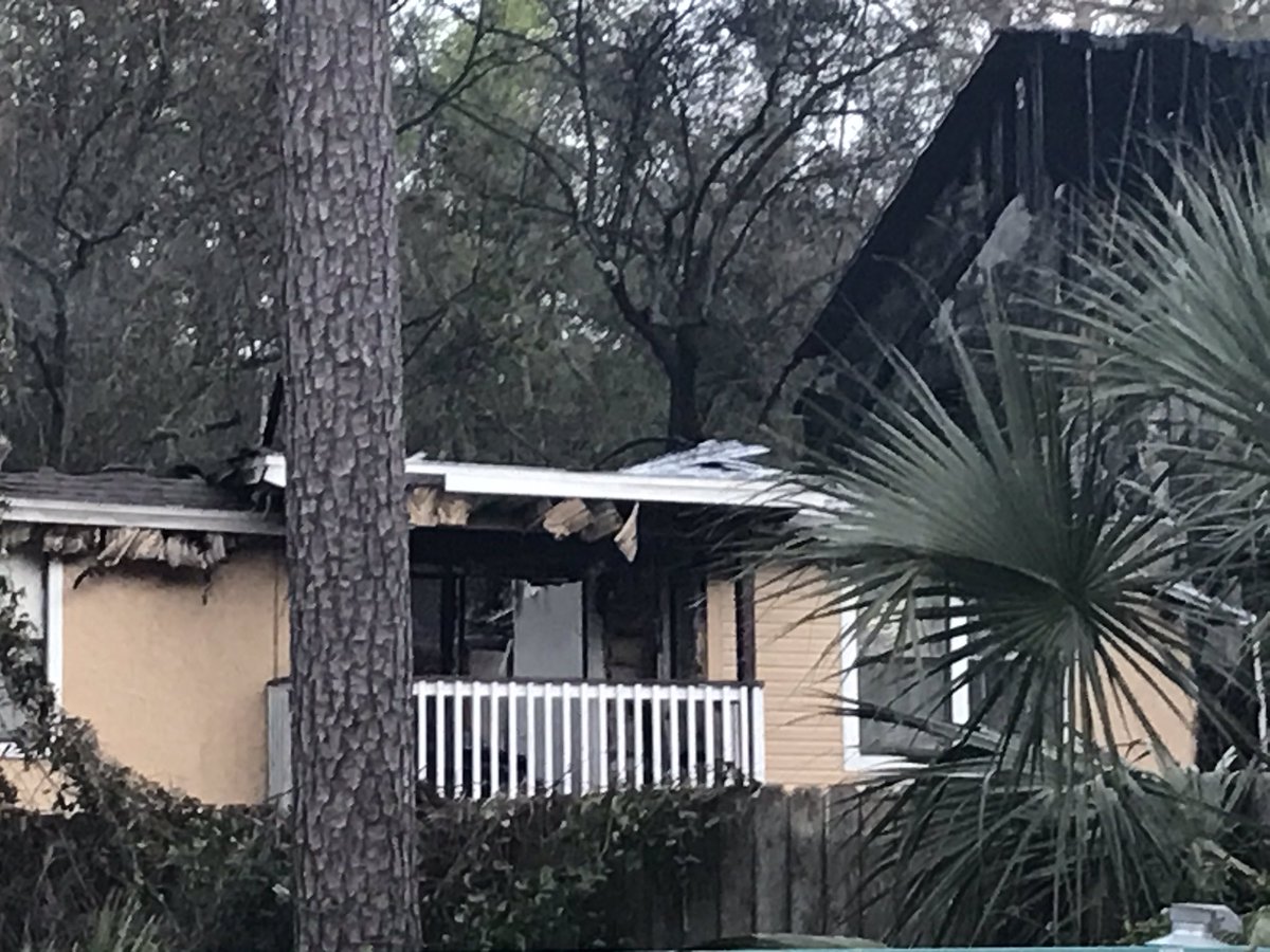 More images from a 2 alarm fire at The Park at Anzio off Sunbeam rd in Mandarin - per @JFRDJAX at least 10 units damaged or destroyed in building 20 and 3 people taken to the hospital with non life threatening injuries- nearly 75 FF here at its peak 