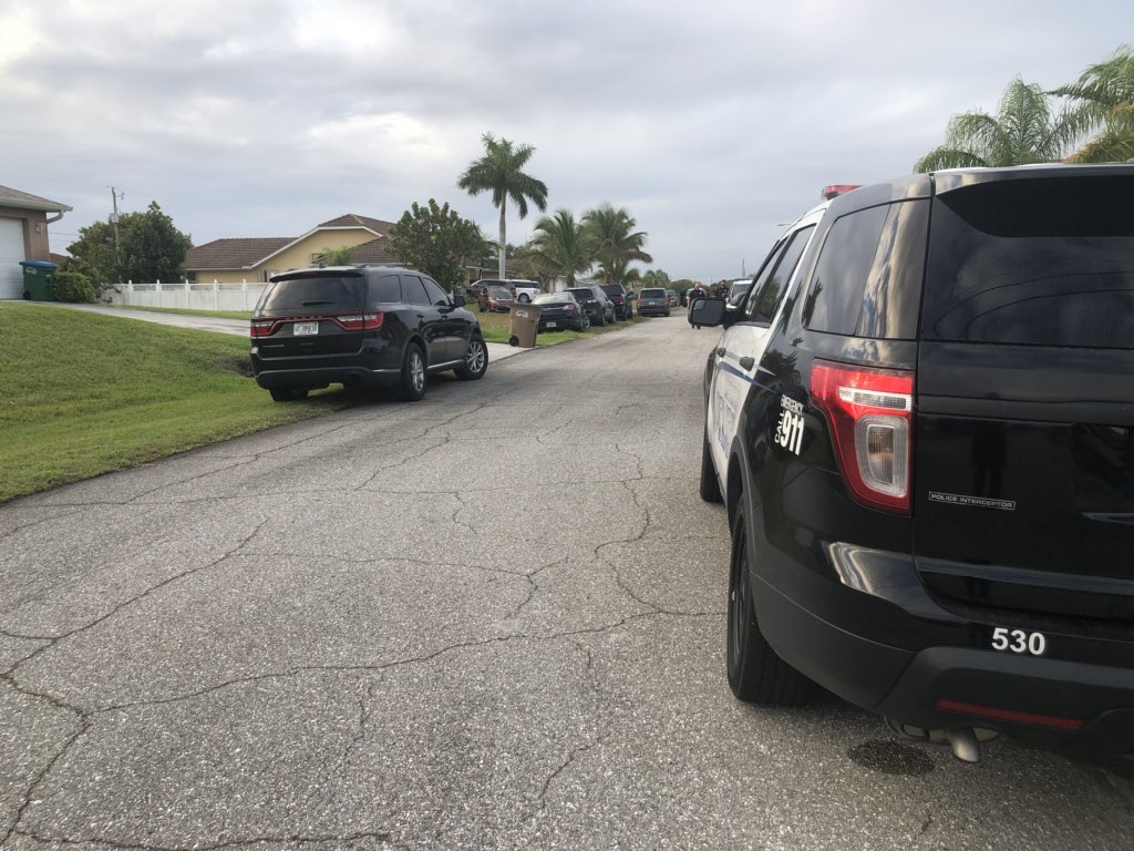 FBI agents are at a Cape Coral home - @CapePD tells they are assisting the FBI with a search warrant