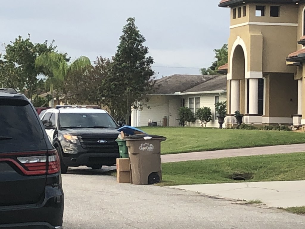 FBI agents are at a Cape Coral home - @CapePD tells they are assisting the FBI with a search warrant