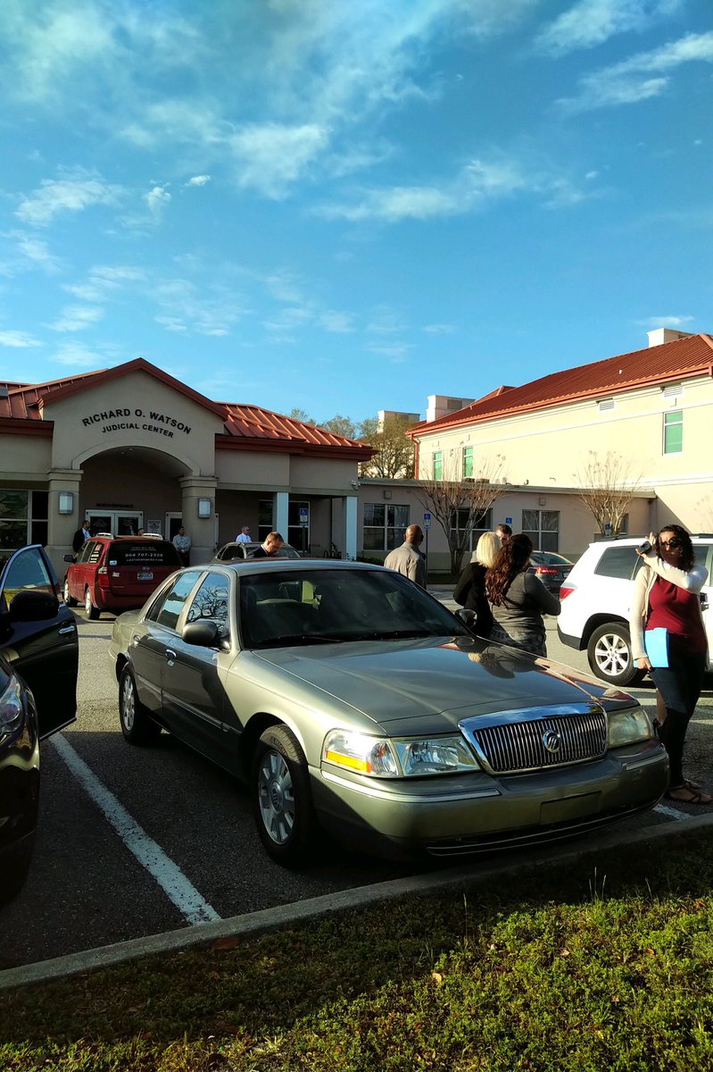 The St. Johns County Courthouse is being evacuated. The @SJSOPIO says they got an anonymous call about a possible bomb threat. Deputies are securing the building.