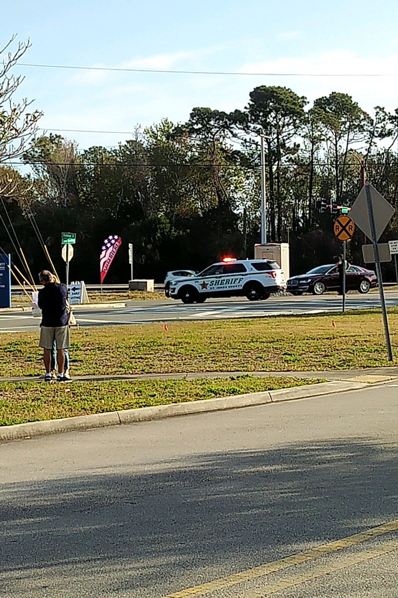 Heading to the St.Johns County courthouse which SJSOPIO says is being evacuated due to anonymous call about possible bomb threat