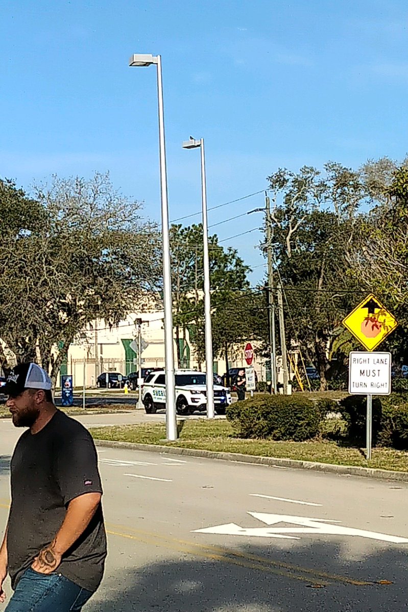 Heading to the St.Johns County courthouse which SJSOPIO says is being evacuated due to anonymous call about possible bomb threat