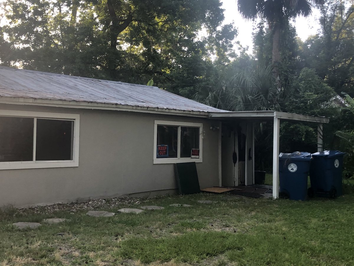 Firefighters quickly put out a fire  on 4th Avenue in the Riverview area. No one was hurt, JFRD tells home appears to be abandoned. 