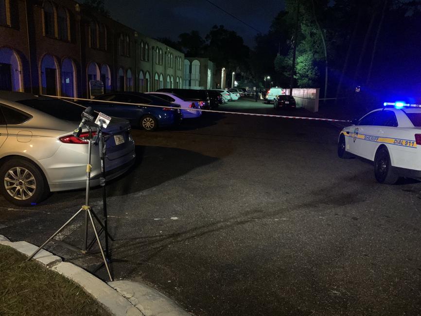 “The shooter has been taken into custody and is being questioned at the police memorial building by detectives at this time“, said Mike Silcox with the JSO Homicide unit