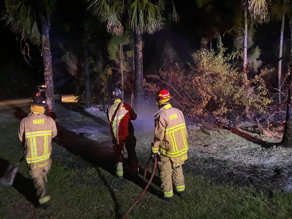 Two combined 4,000-acre brush fires are burning in Collier County this morning. Firefighters with @CityofMiamiFire snapped these pics as they help battle the blaze. The fire in Golden Gate Estates has closed parts of 75 and forced mandatory evacuations.