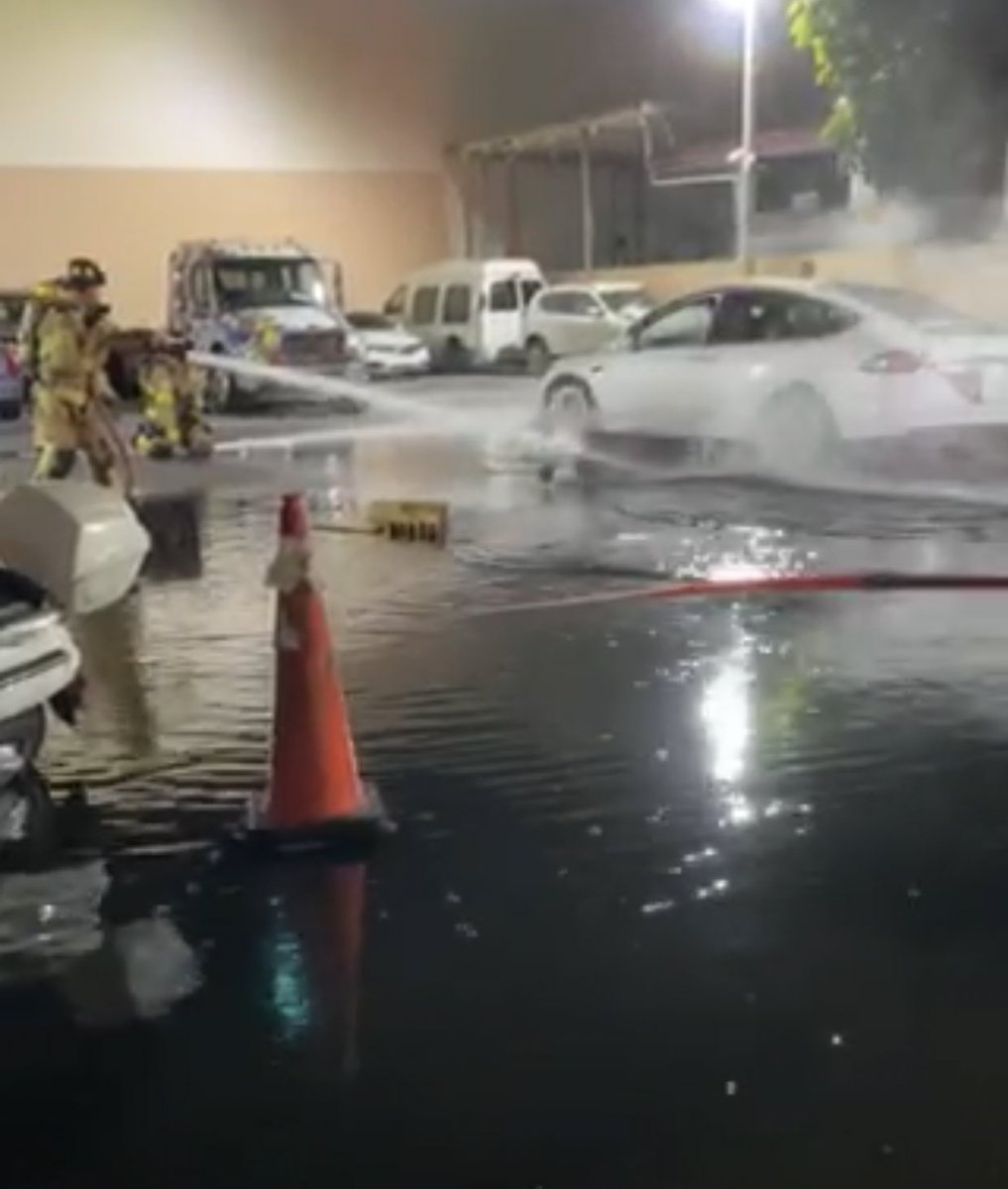 The problem that was this flaming @Tesla  in Miami Beach continued into the night. The car on fire many hours after it crashed and burst into flames on Pine Tree Dr. @MiamiBeachFire was on scene at Tremont Towing trying to put out flames Thurs
