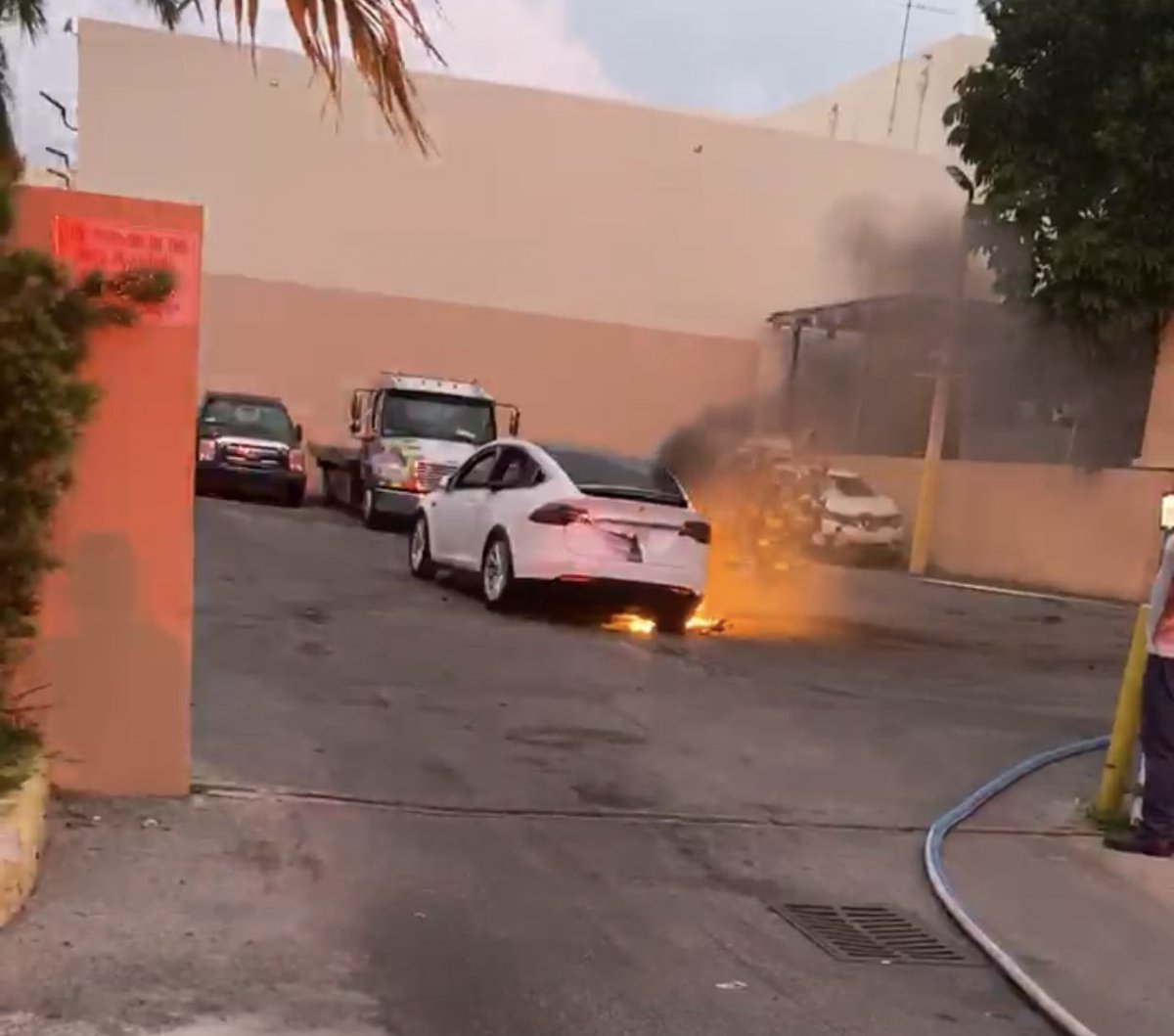 The problem that was this flaming @Tesla  in Miami Beach continued into the night. The car on fire many hours after it crashed and burst into flames on Pine Tree Dr. @MiamiBeachFire was on scene at Tremont Towing trying to put out flames Thurs