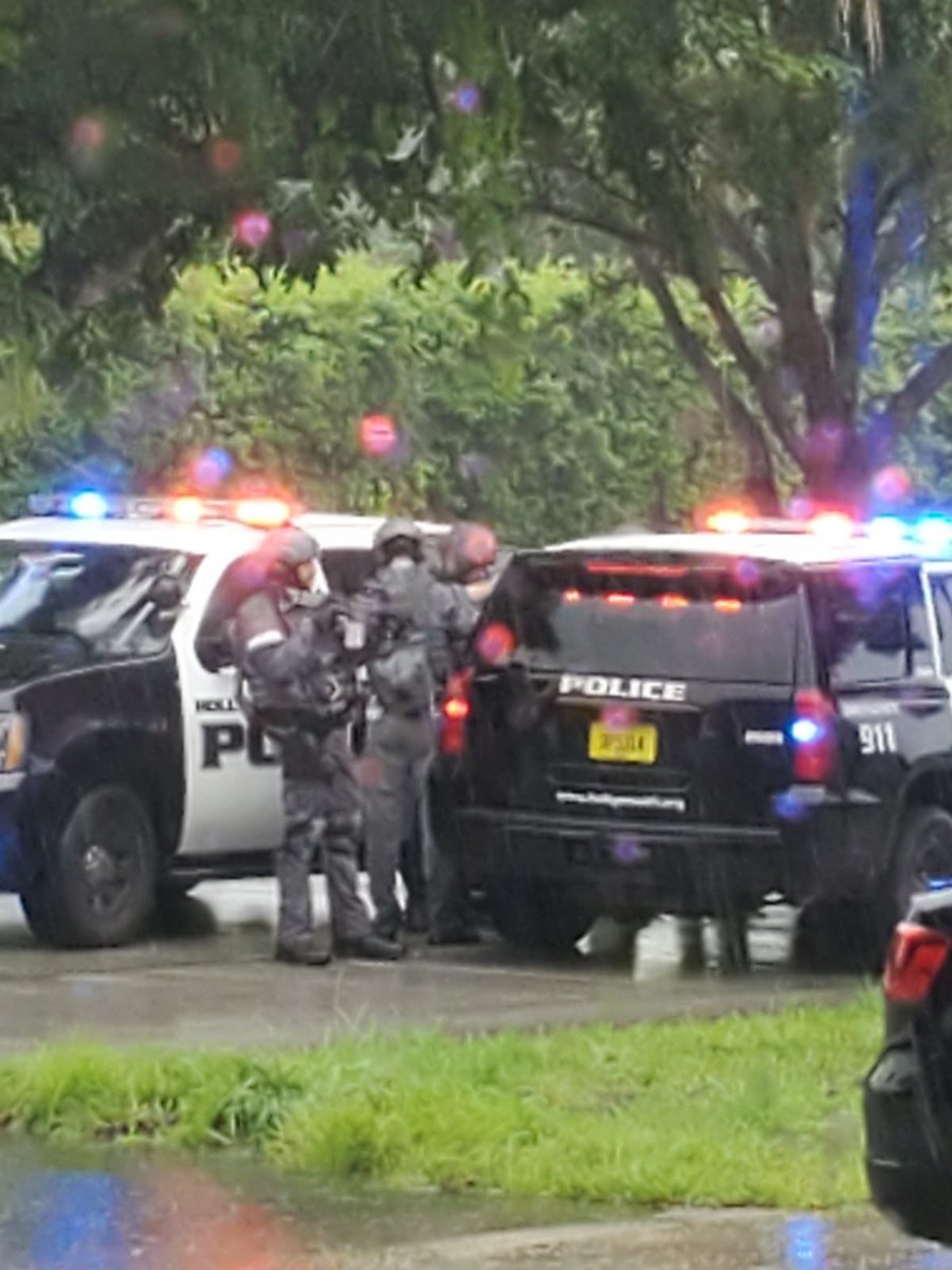 Hollywood, Florida: SWAT team arrived for a hostage situation at a Jewish neighborhood in Florida. Some unconfirmed reports that there are Jews involved
