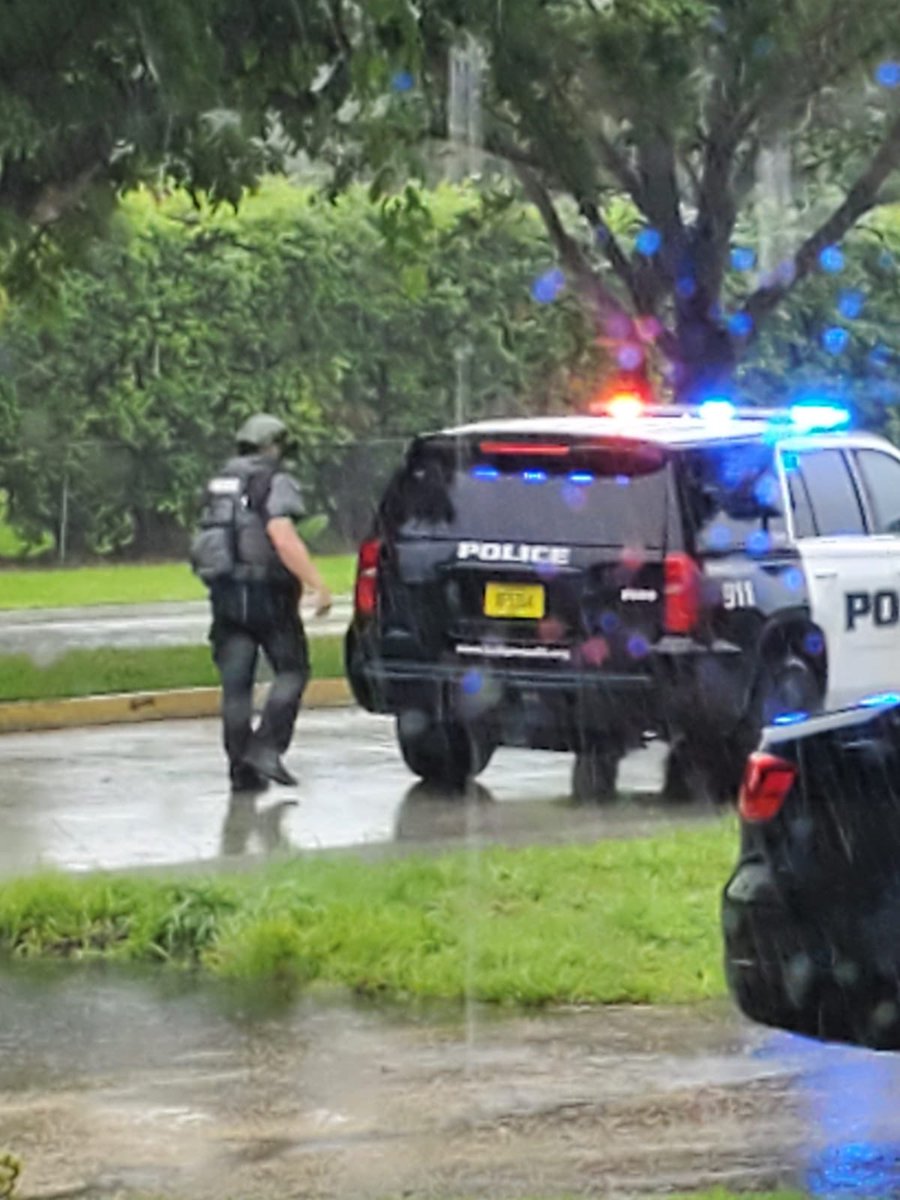 Hollywood, Florida: SWAT team arrived for a hostage situation at a Jewish neighborhood in Florida. Some unconfirmed reports that there are Jews involved