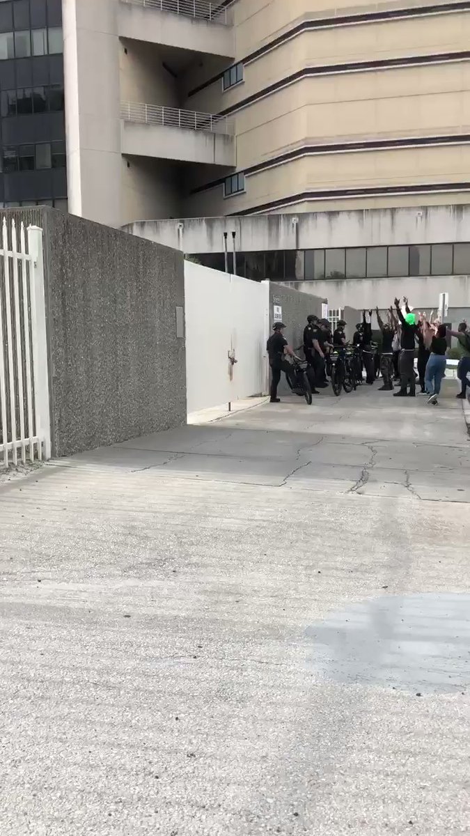 Jacksonville, FL: Things are starting to get tense at the pre-trial facility center @WOKVNews @ActionTraffic