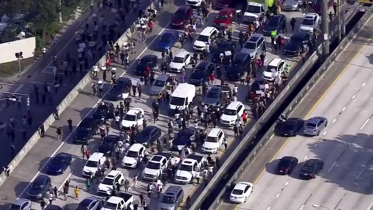 Protestors in Downtown Miami have continued to march onto I-95: