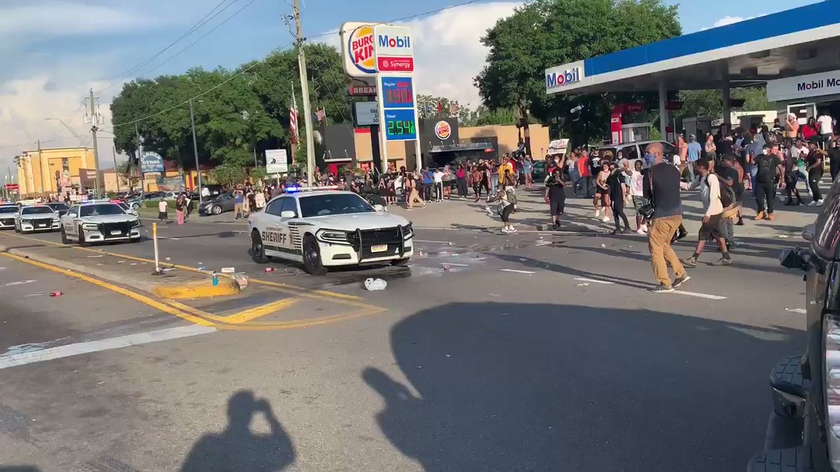 Things are deteriorating quickly outside of Busch Gardens. More and more fireworks being thrown, terrifying nearly everybody. TampaProtests @TB_Times