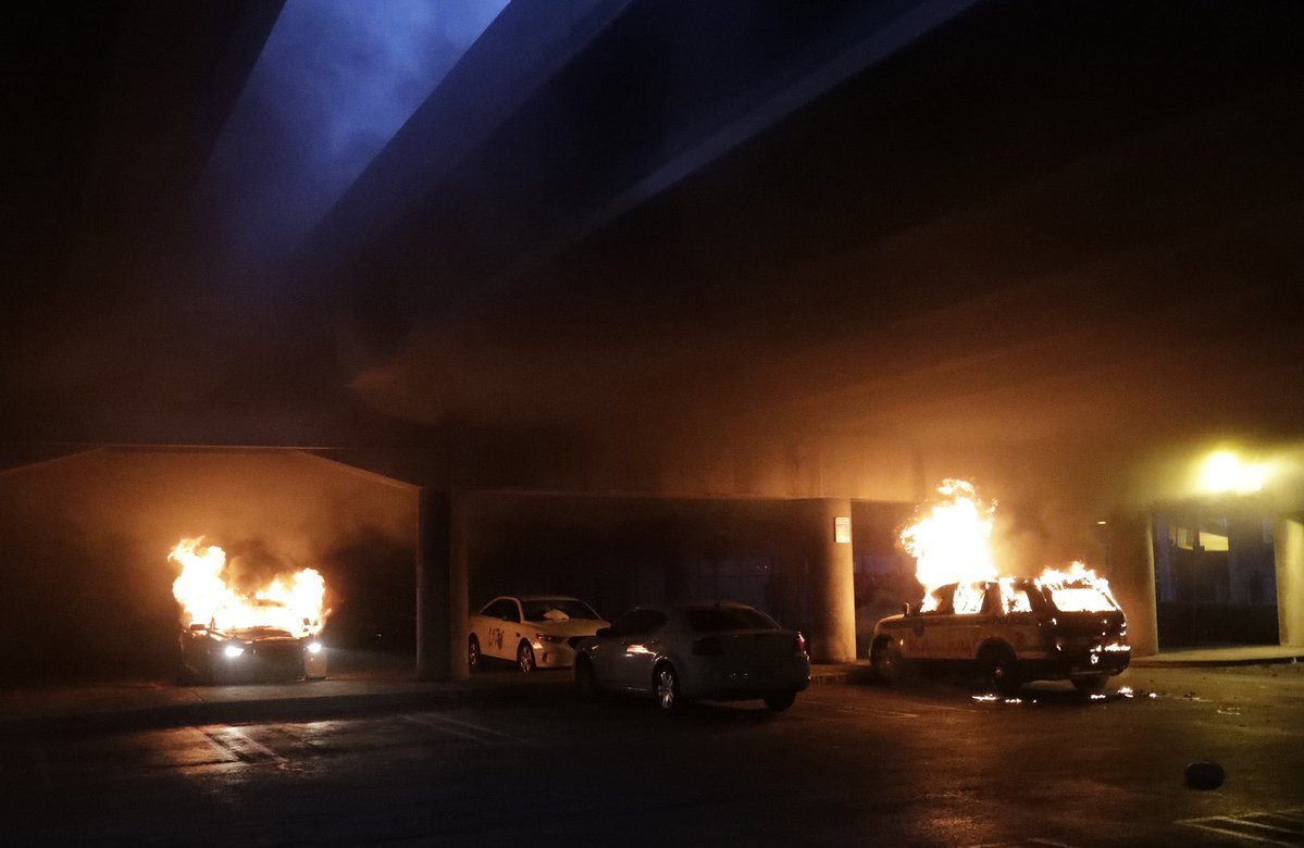 38 arrests tonight by @miamidadePD after peaceful protests in Miami turn chaotic. Cars on fire near Miami PD & looting, mostly at Bayside Marketplace. @CBSMiami
