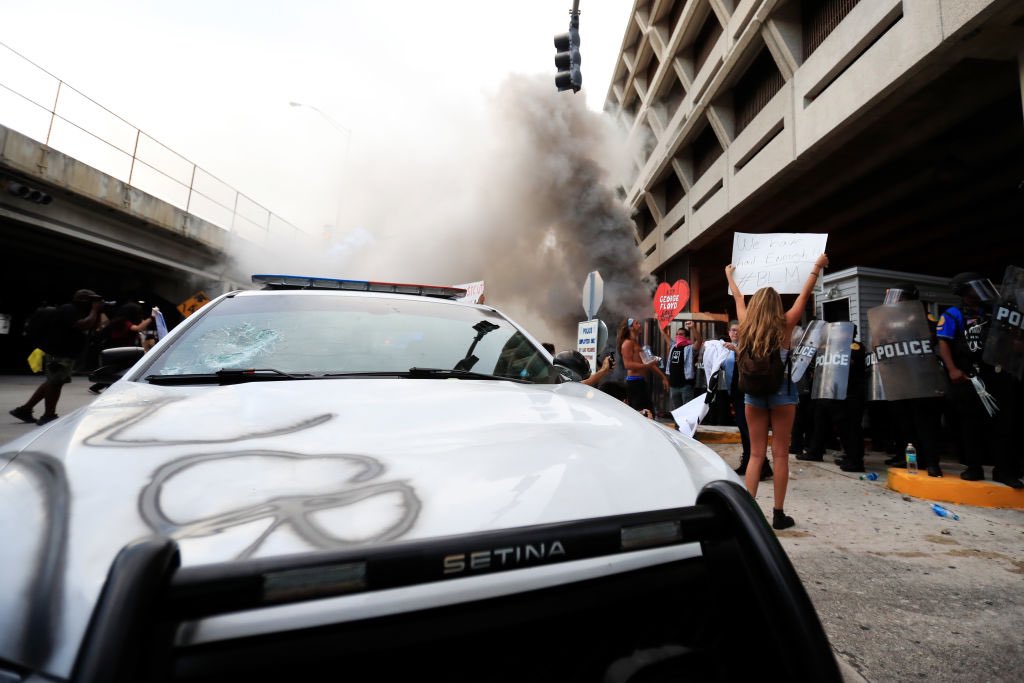 38 arrests tonight by @miamidadePD after peaceful protests in Miami turn chaotic. Cars on fire near Miami PD & looting, mostly at Bayside Marketplace. @CBSMiami