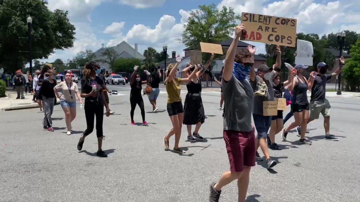 JSOPIO ordering people off Union under threat of arrest, people staying on road 