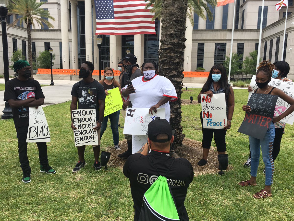 Several cars honking, echoing support for the protestors outside courthouse. About 15 people here as of 1:40p @FCN2go
