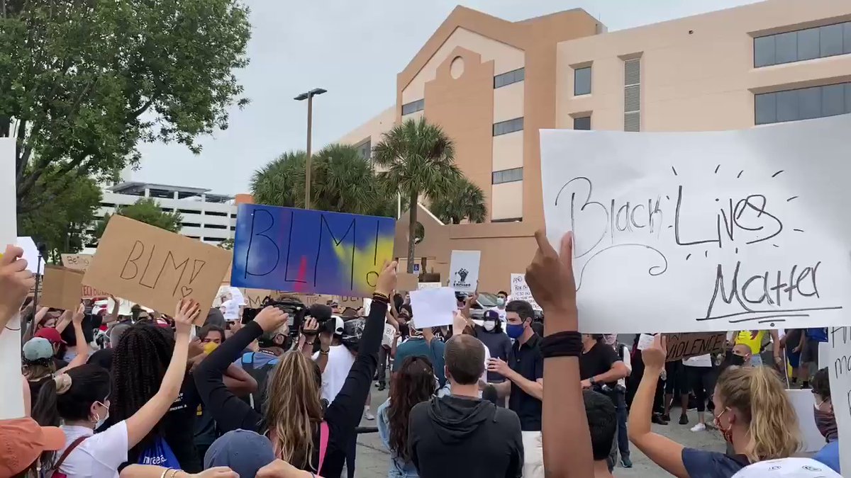 Protestors at the Miami-Dade State Attorney's Office are starting chants.