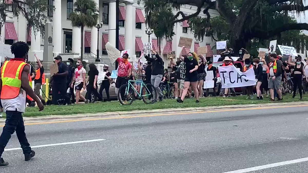 Protesters moving from Monroe onto Madison in  @CityofTL H@_kristianthomas on the ground. 
