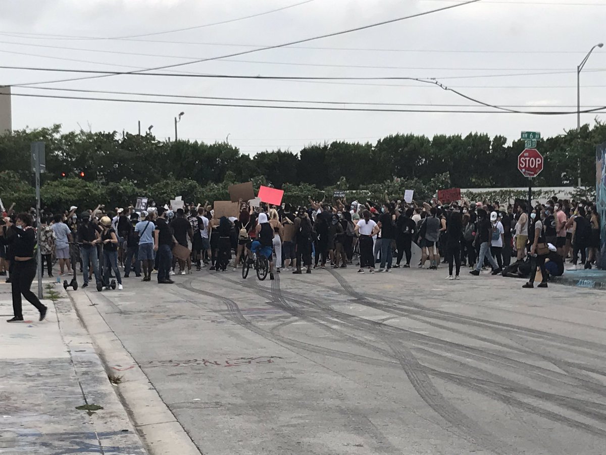 These are protestors in Wynwood next to I-95. Law enforcement officers have shut down northbound lanes. @CBSMiami
