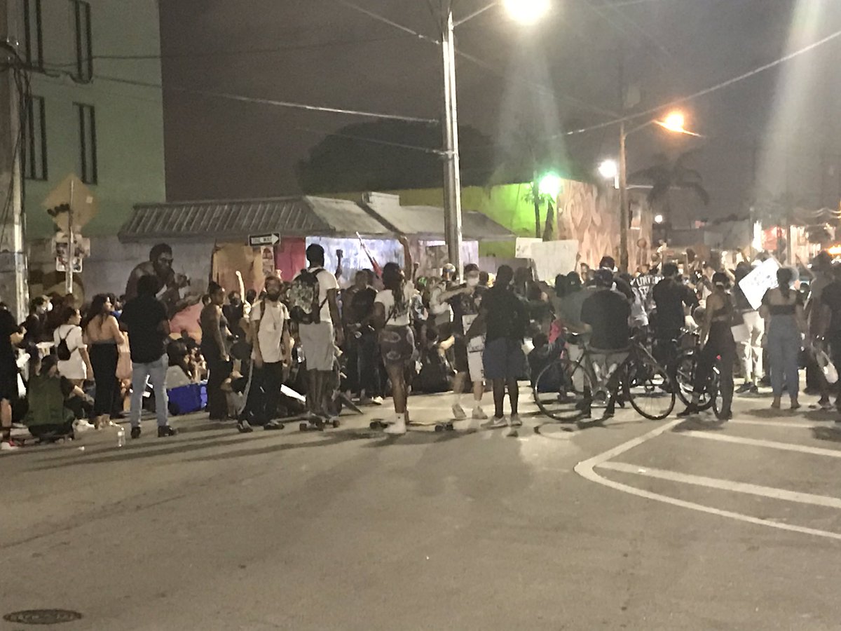 Protestors are chanting black power. Organizers are giving some speeches to close things out for the night. The countywide curfew was at 9pm. @CBSMiami