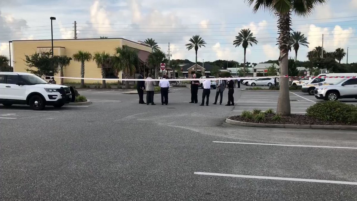 Heavy police presence outside this Panera in Atlantic Beach. @JSOPIO is here along with  Atlantic Beach Police & Neptune Beach Police.