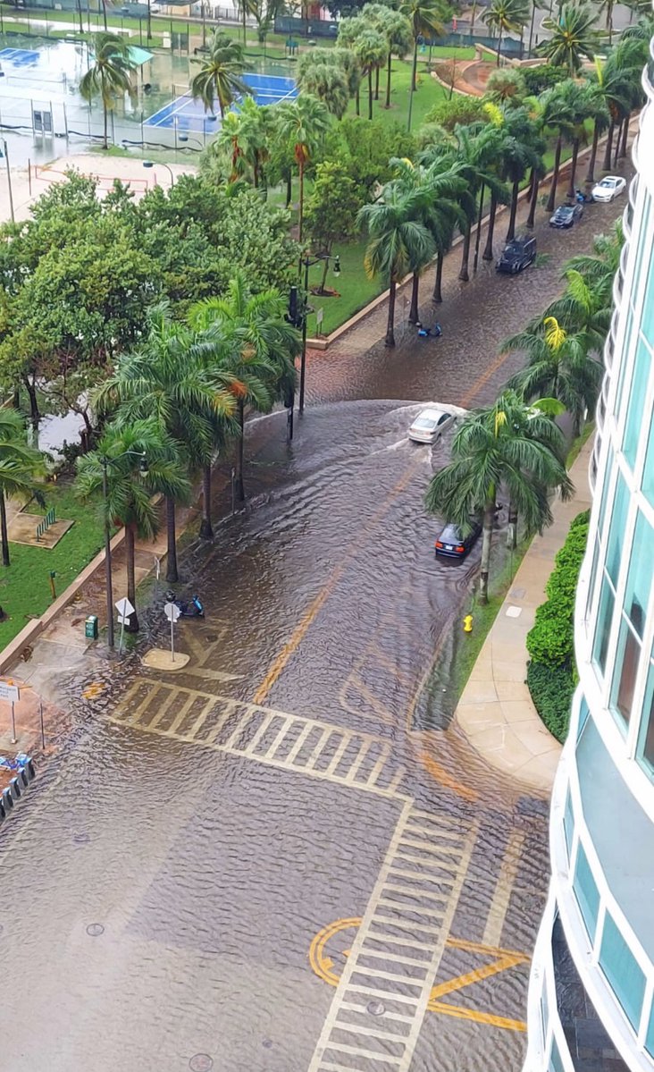 Edgewater floods between Biscayne Blvd. and N.Bayshore Dr. 15 st. To 23 st