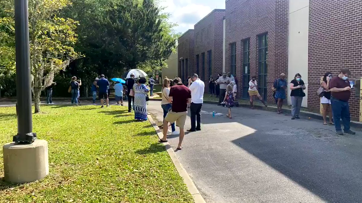 Lots of people in line at the University Park library pop up vaccine clinic (3435 University Blvd. N Jacksonville, FL 32277) 400 J&J available at this site and another pop-up at Kooker Park