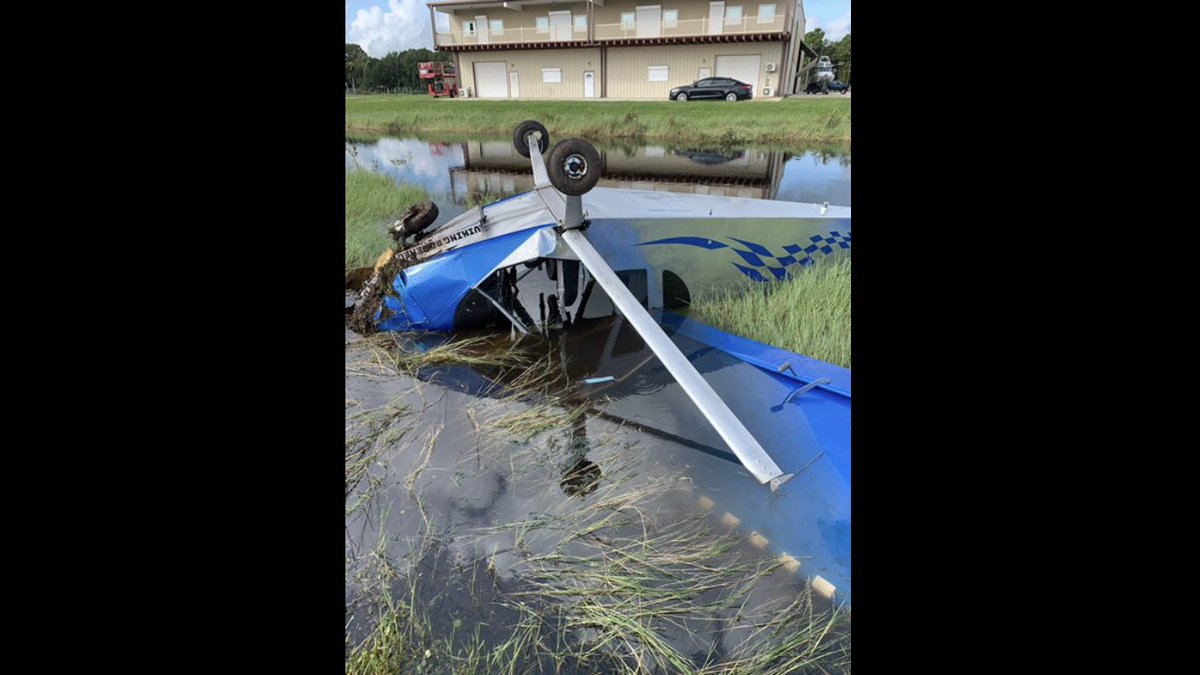 A small plane crashes in a ditch in Edgewater The two people inside managed to get out. The crash is under investigation