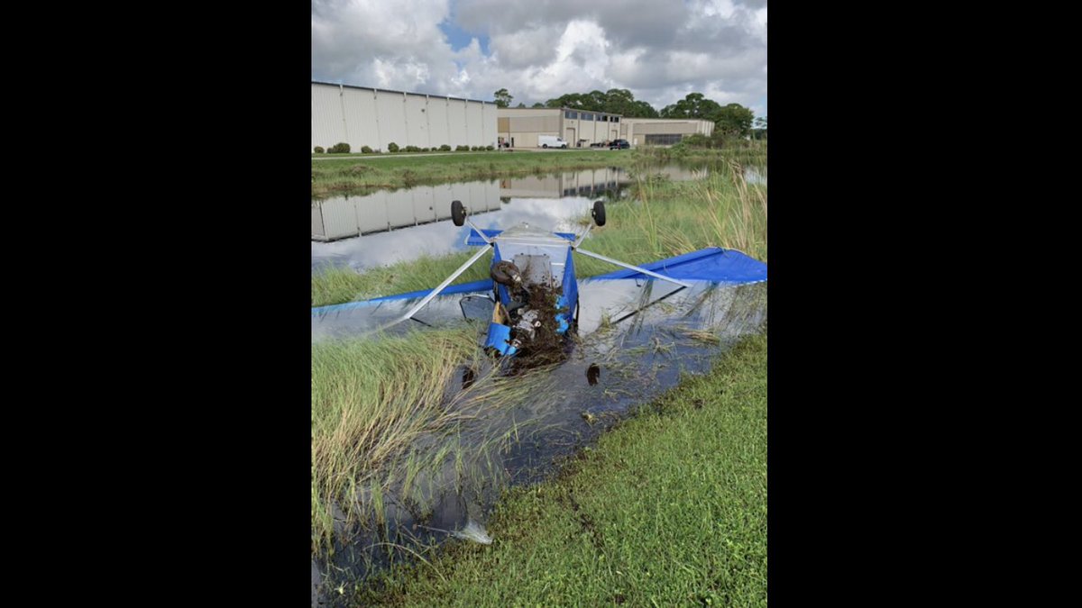 A small plane crashes in a ditch in Edgewater The two people inside managed to get out. The crash is under investigation