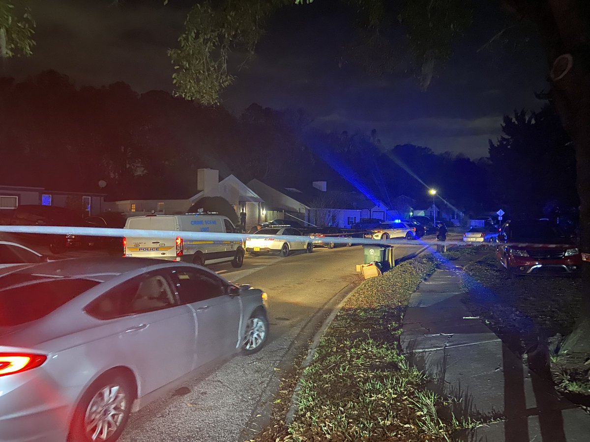 A fight leads to a shooting on Virgo Street on the Southside.   @JSOPIO says one person was shot in the leg and is in the hospital with non-life threatening injuries.  Several people have been detained for questioning, but no arrests yet