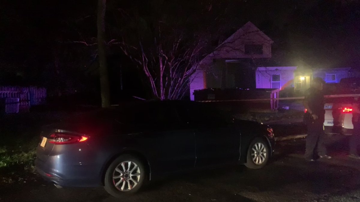 @JSOPIO is investigating a shooting here on Virgo St. Police say a fight broke out in the front yard of this home and one man was shot in the leg just before 7 PM. JSO says he was taken to the hospital with  non life-threatening injuries @wjxt4