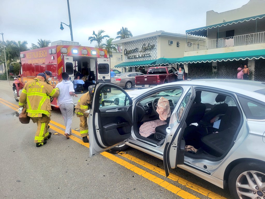 TrafficAlert Crash with injuries: 36 St/Broadway total of 4 transports by @WPBfire: 3 adults (one woman, two men) and one pediatric trauma to @StMarysMC 