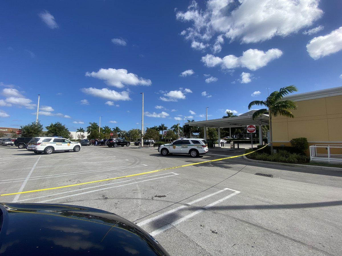 .@MiamiDadePD have 2 people detained after a security scare at a bank in West Dade. Someone was robbed nearby on Tuesday, then a car matching the suspects car pulled up to the bank Wednesday. Security called police & policemen shut the area down