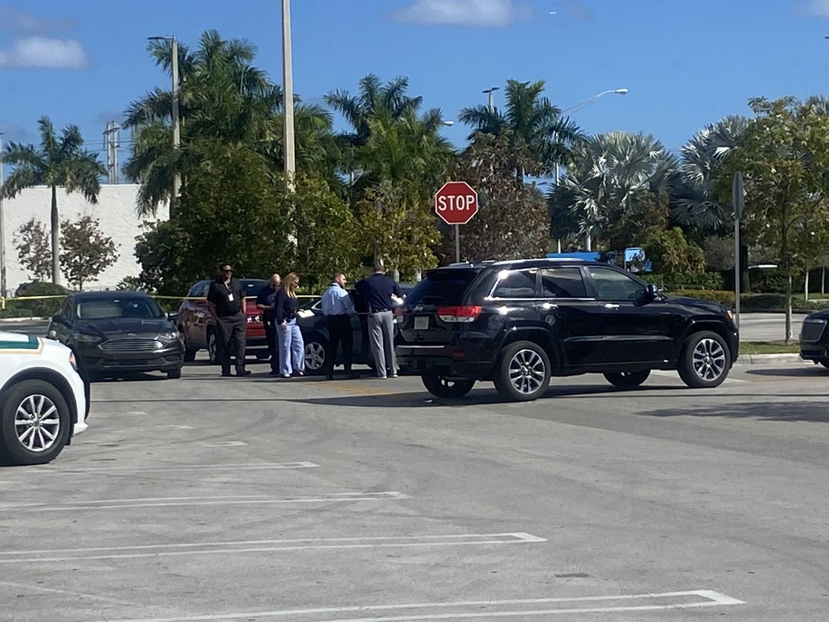 .@MiamiDadePD have 2 people detained after a security scare at a bank in West Dade. Someone was robbed nearby on Tuesday, then a car matching the suspects car pulled up to the bank Wednesday. Security called police & policemen shut the area down
