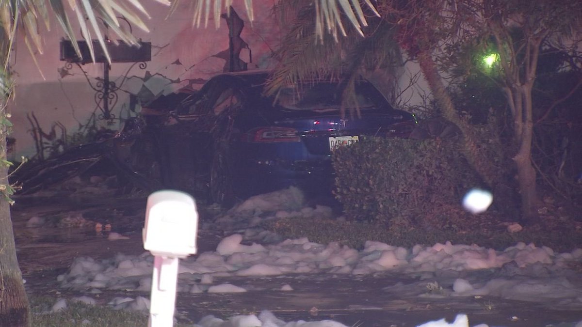 First responders in Pinellas are on scene of a Tesla versus a wall and a house on Gulf Blvd and Belleair Cswy in BelleairBeach. Avoid the area as the intersection is blocked with the exception of NB Gulf can turn EB on Belleair.