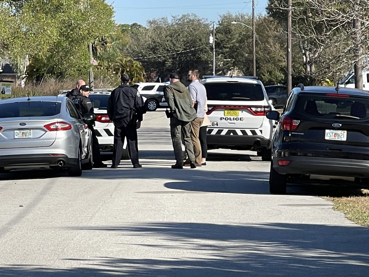 POSSIBLE PIPE BOMB: @PalmBayPD in Airview Ave, off Malabar Rd, for report of suspected pipe bomb. BCSO EOD just arrived. Street blocked, but no other traffic issues.